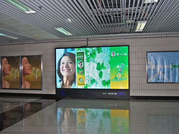 上（shàng）海2號（hào）線東昌路室內全（quán）彩屏