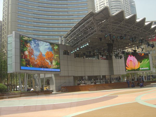 南京東路世紀（jì）廣場室外led全彩顯示屏