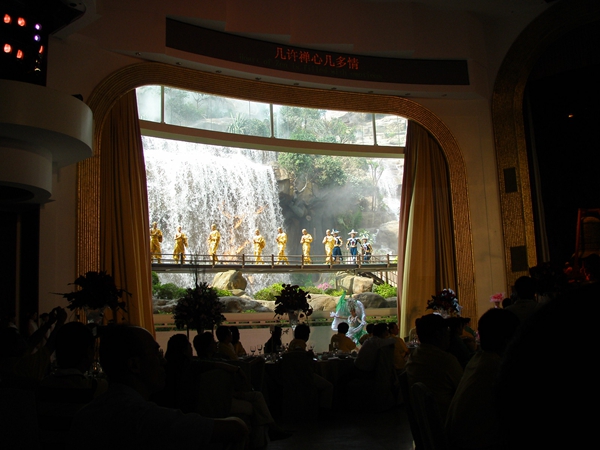 深圳（zhèn）茶園多功能（néng）劇（jù）場室內全彩色（sè）LED屏