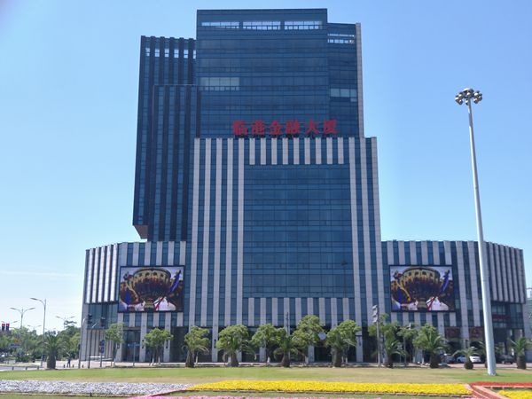 上海臨（lín）港金融大廈室外全彩led顯（xiǎn）示屏