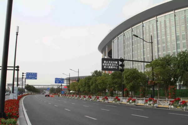 進口博覽會周邊道路（lù）多杆合一路燈