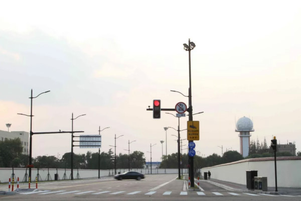 進口博覽會周邊道路多（duō）杆合一路燈