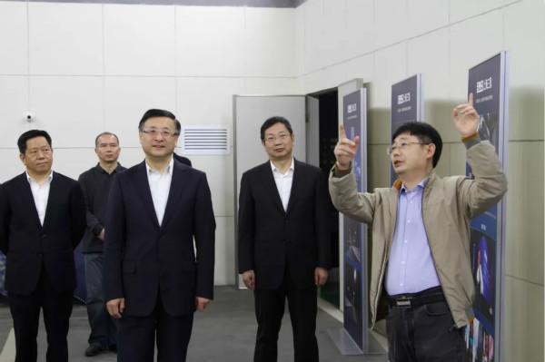 上海市委常委、市委政法委書記陳寅（中（zhōng））、閔行區區委書記朱芝（zhī）鬆（右二）、區委常委、政法委書記劉豫峰（左一）聽取上海（hǎi）www.91（sī）總裁王鷹華（右一）介紹LED相關（guān）技術（shù）和產品