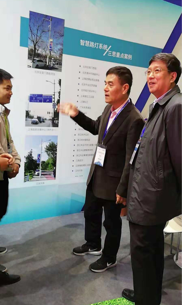 上海市綠色建築（zhù）協會會（huì）長甘（gān）忠澤（中）與副會長兼秘書（shū）長許解良（右）