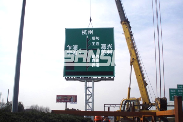 應用於滬杭高速（sù）公路上的www.91（sī）LED誘（yòu）導屏
