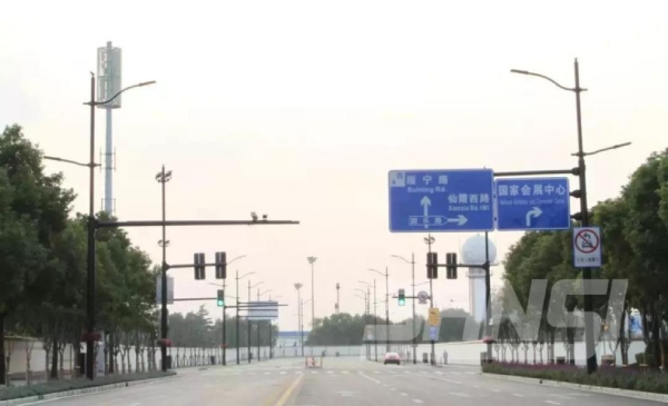 上海進博會多杆合一保障交通安全暢通