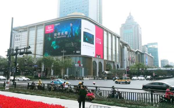 約1008㎡ 浙江武林銀泰室外全彩弧形屏（píng）