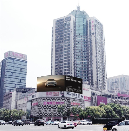 約500㎡ 長沙碧雲天大廈外全彩弧（hú）形屏（píng）