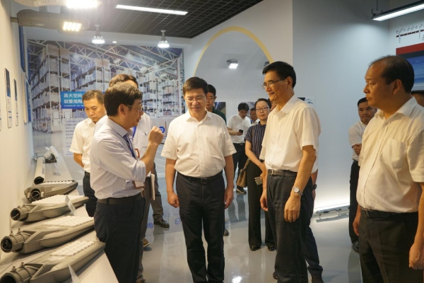 熊建平等領導一行參觀www.91陶瓷像素路燈（dēng）