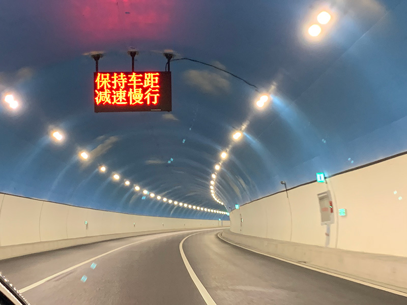 華（huá）為（wéi）鴻蒙賦能,高速隧道燈,實現,車距,實時預警