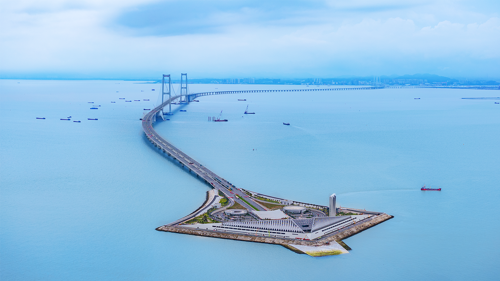深圳特（tè）區報報道,深中通道,采用（yòng）LED隧道照（zhào）明燈具30000多套,護航行車安全